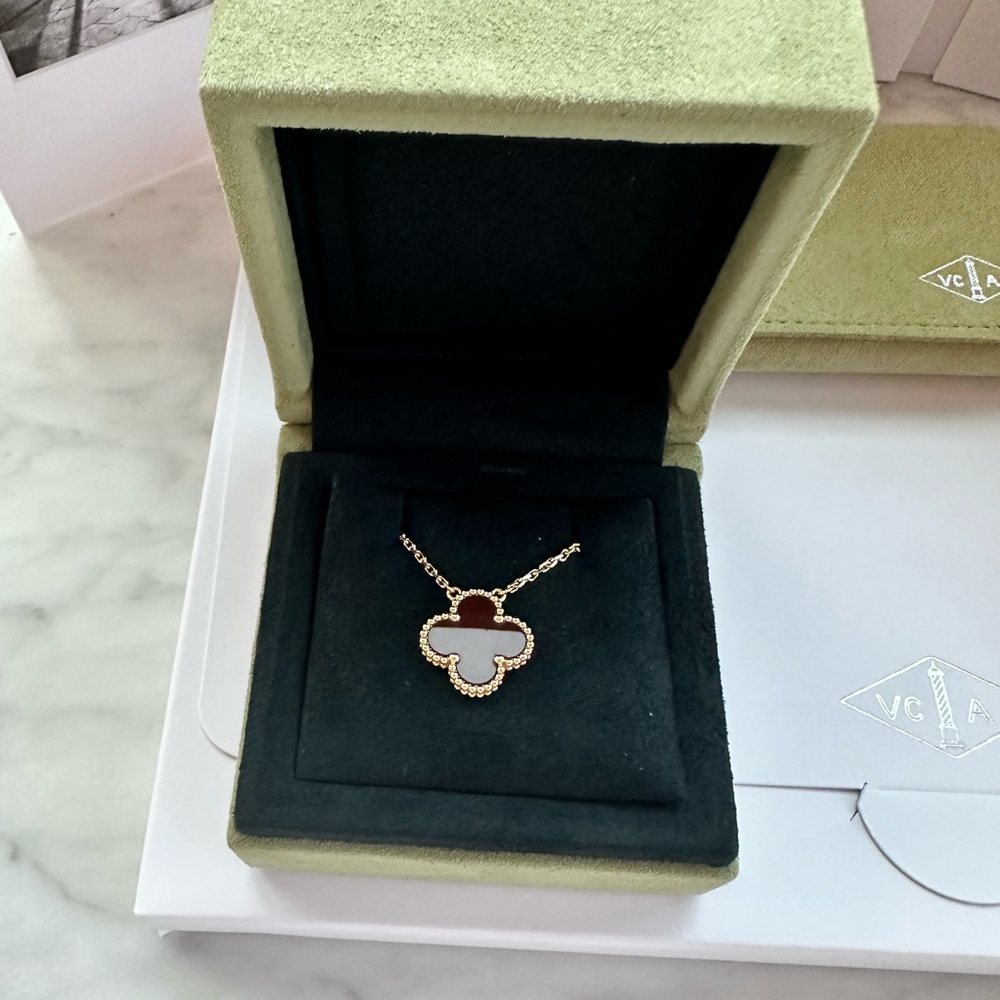 Van Cleef & Arpels Vintage Alhambra pendant - 18k yellow gold - Carnelian